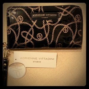 Adrienne Vittadini wristlet blackwGold chain print
